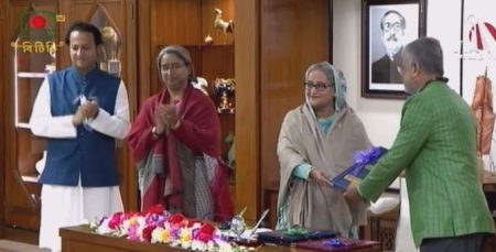 প্রধানমন্ত্রীর কাছে এইচএসসির ফলাফল হস্তান্তর