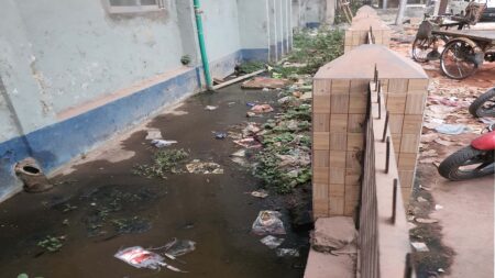 যশোর হাসপাতালের জরুরি বিভাগের সামনে দুর্গন্ধে নাকাল রোগী ও স্বজনরা