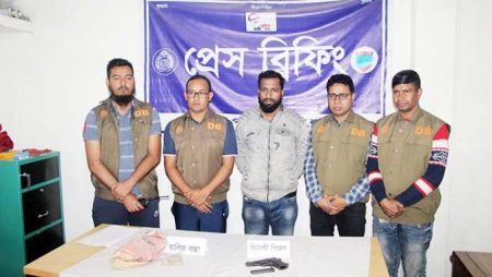 চরমপন্থী ক্যাডার ঢাকা থেকে গ্রেফতার, পিস্তল উদ্ধার