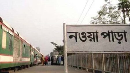 স্কুল শিক্ষিকাকে লাথি মারা সেই ট্রেন পরিচালক বরখাস্ত