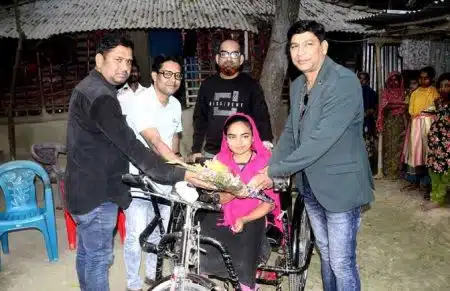 উচ্চ মাধ্যমিকের সিঁড়ি পেরলো সেই অদম্য মিনা খাতুন,উচ্চ শিক্ষার দায়িত্ব নিলেন ব্যবসায়ী টিপু