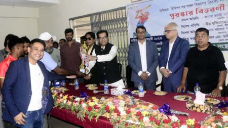 যশোর শামস-উল-হুদা স্টেডিয়ামে জেলা ক্রীড়া সংস্থার আয়োজনে গতকাল প্রিমিয়ার ডিভিশনসহ সব বিভাগের ক্রিকেট লীগের পুরস্কার বিতরণ করেন এমপি কাজী নাবিল আহমেদ
