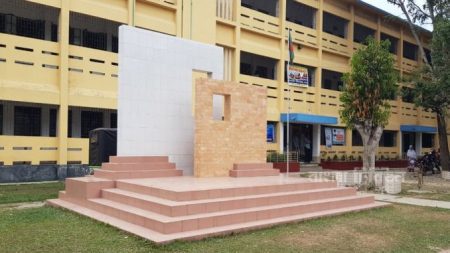 তালবাড়ীয়া কলেজ ক্যাম্পাসে ব্যতিক্রমী শহীদ মিনার