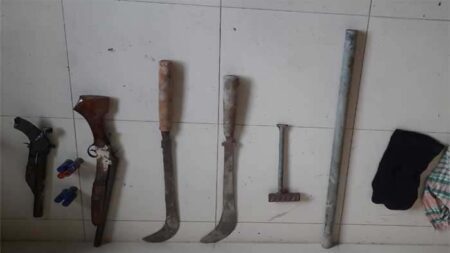 অস্ত্রসহ সুন্দরবন থেকে চার বনদস্যু আটক অস্ত্রসহ সুন্দরবন থেকে চার বনদস্যু আটক