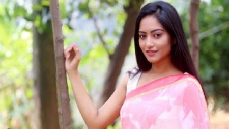 একটু একটু কথা বলছেন অভিনেত্রী আঁখি
