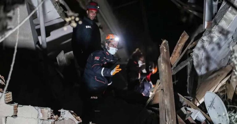 নতুন ভূমিকম্পে তুরস্কে নিহত ৩, আহত ২০০ নতুন ভূমিকম্পে তুরস্কে নিহত ৩, আহত ২০০