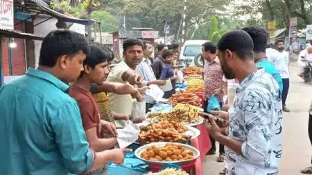 ফুটপাতে খাবার বিক্রি বন্ধে আইনি নোটিশ