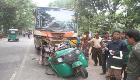 বাস-অটোরিকশা মুখোমুখি, প্রাণ গেল ৪ জনের