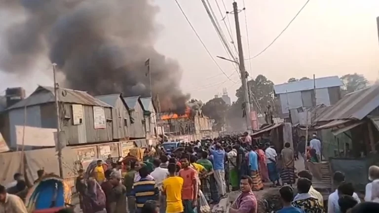 রাজধানীর কড়াইল বস্তিতে আগুন