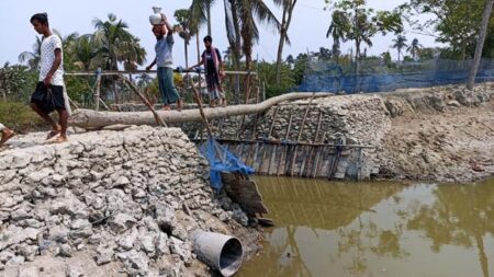 সরকারি রাস্তা কেটে ঘেরে তোলা হচ্ছে পানি