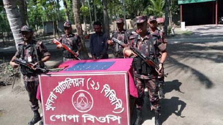 শার্শায় ১৩টি সোনার বারসহ পাচারকারী আটক