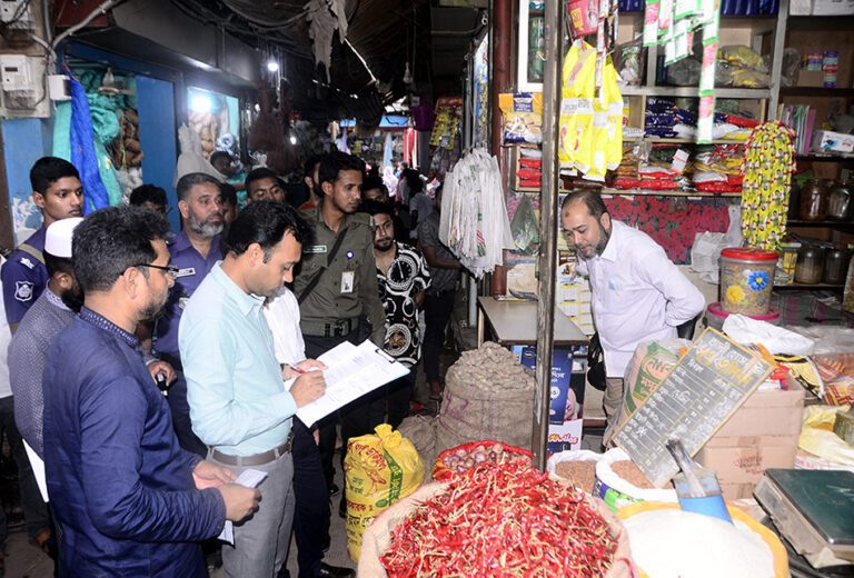 অসাধু ব্যবসায়ীদের বিরুদ্ধে মাঠে যশোর জেলা প্রশাসন 