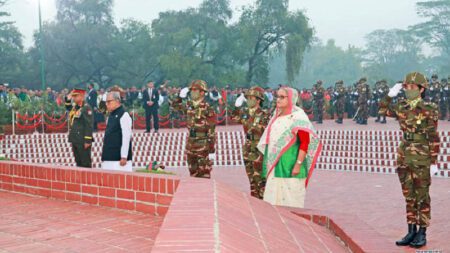 মুক্তিযুদ্ধে শহীদদের প্রতি রাষ্ট্রপতি ও প্রধানমন্ত্রীর শ্রদ্ধা নিবেদন