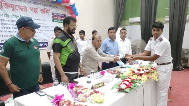 তিন মুক্তিযোদ্ধার রণাঙ্গনের দুঃসাহসিক যুদ্ধ দিনের গল্প শুনলেন দুই শতাধিক শিক্ষার্থী তিন মুক্তিযোদ্ধার রণাঙ্গনের দুঃসাহসিক যুদ্ধ দিনের গল্প শুনলেন দুই শতাধিক শিক্ষার্থী