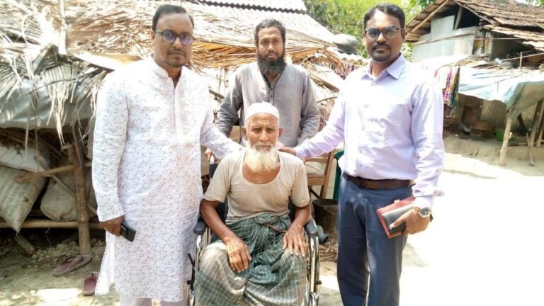 বৃদ্ধর বাড়িতে হুইল চেয়ার নিয়ে হাজির ইউএনও
