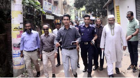 যশোরে নির্মাণাধীন ভবন ঘিরে মৃত্যুঝুঁকি