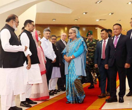 কাতারের পথে প্রধানমন্ত্রী