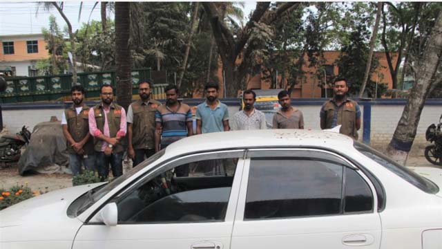 দুই ইজিবাইক ও এক প্রাইভেটকারসহ চক্রের ৪ জন গ্রেপ্তার