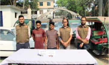 যশোরে ডিবির অভিযানে চুরি যাওয়া ৬টি ইজিবাইক ও ১টি প্রাইভেইটকার উদ্ধার, আটক ২