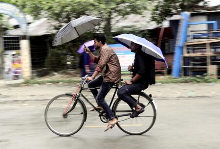 ভারী বর্ষণ আরও দু'দিন