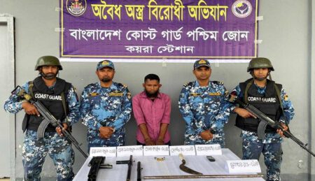সাতক্ষীরায় অস্ত্রসহ ডাকাত আটক