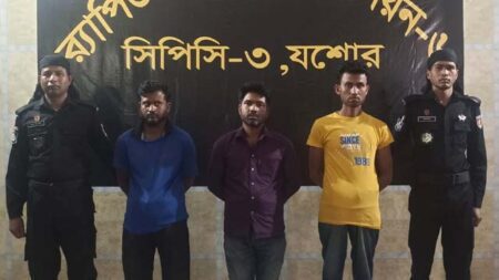 যশোরে ইজিবাইক চোর চক্রের মূল হোতাসহ ৩ সদস্য আটক: ২টি ইজিবাইক উদ্ধার