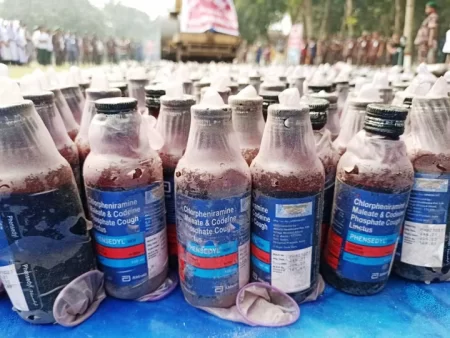 চাঁপাইনবাবগঞ্জ সীমান্তে বিজিবির অভিযানে উদ্ধার হওয়া কনডমে ঢোকানো ফেনসিডিল