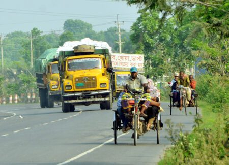 যশোরের মহাসড়কে থ্রি-হুইলার ইজিবাইক চলছেই