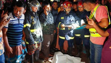 গাইবান্ধায় ট্রাকের ধাক্কায় কোল থেকে ছিটকে গেল শিশু, মায়ের মৃত্যু