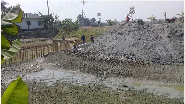 কেশবপুরে কালভার্টের মুখে মাটি ভরাটে জলাবদ্ধতার আশঙ্কা