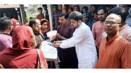মণিরামপুরের গোবিন্দপুর আশ্রয়ণ প্রকল্পের আগুনে পুড়ে যাওয়া ক্ষতিগ্রস্থ পরিবারের পাশে দাঁড়িয়েছেন এসএম ইয়াকুব আলী
