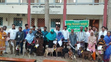 মণিরামপুরে আলোর পথের ছাগল প্রদান