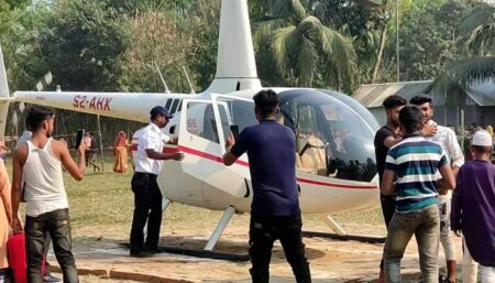 স্বপ্ন পূরণে মাকে হেলিকপ্টারে চড়ালেন সৌদিপ্রবাসী ছেলে