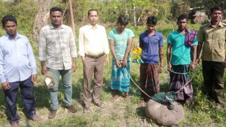 ৩ দিনে পৃথক অভিযানে আটক ৫ হুমকির মুখে সুন্দরবনের জীব বৈচিত্র্য