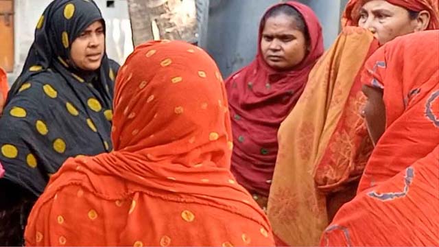 যশোরে বিয়ের দাবিতে প্রেমিকের বাড়িতে অনশন যশোরে বিয়ের দাবিতে প্রেমিকের বাড়িতে অনশন