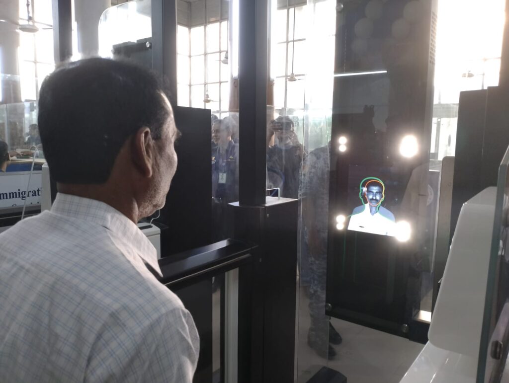 ১৮ সেকেন্ডেই ই- পাসপোর্টধারী নাগরিকেরা ইমিগ্রেশন কার্যক্রম শেষ করতে পেরে খুশি