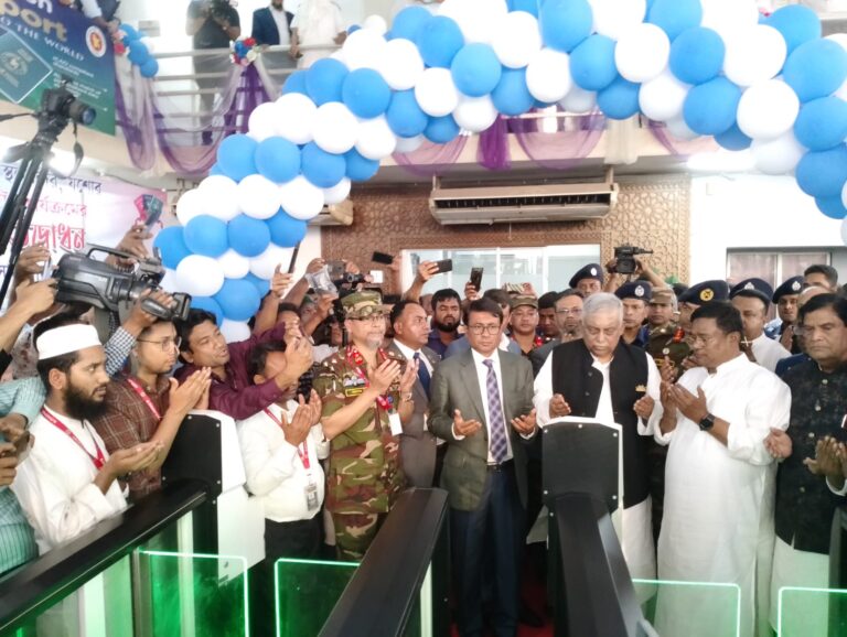 ১৮ সেকেন্ডেই ই-পাসপোর্টধারী নাগরিকেরা ইমিগ্রেশন কার্যক্রম শেষ করতে পেরে খুশি ১৮ সেকেন্ডেই ই- পাসপোর্টধারী নাগরিকেরা ইমিগ্রেশন কার্যক্রম শেষ করতে পেরে খুশি