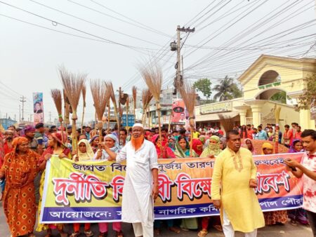 বেনাপোল পৌরসভার নির্বাচন ও সাবেক মেয়রের দুর্নীতির বিচার দাবিতে ঝাটা মিছিল