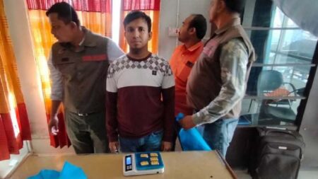 বেনাপোলে ভারতগামী যাত্রীর পেটের ভেতর মিলল ৫টি স্বর্ণের বার