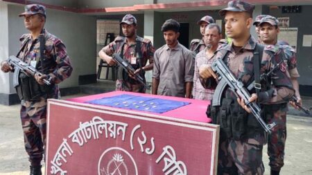 শার্শায় ১০ পিস স্বর্ণের বারসহ আটক ২