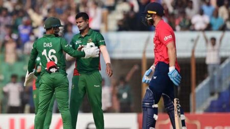 বাংলাদেশকে মাঝারি লক্ষ্য দিলো ইংলিশরা