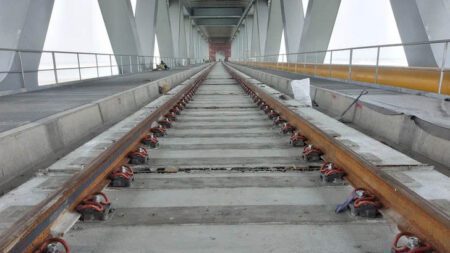 পদ্মা সেতুতে দেশের প্রথম পাথরবিহীন রেলপথ