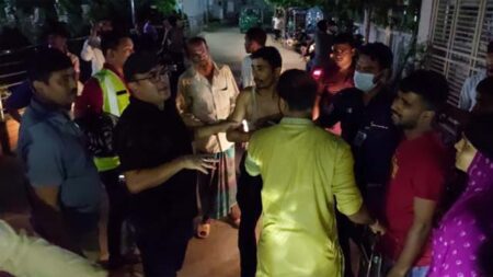 নিহত আতর আলীর স্বজন ও এলাকাবাসীর ভিড়। ছবিটি মাগুরা সদর হাসপাতালের সামনে থেকে তোলা