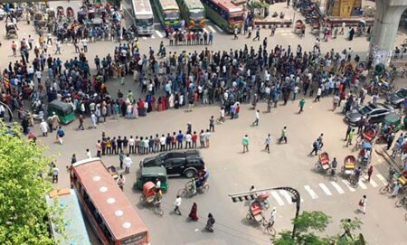 প্রথম আলো সম্পাদকের বিচার দাবিতে শাহবাগ অবরোধ