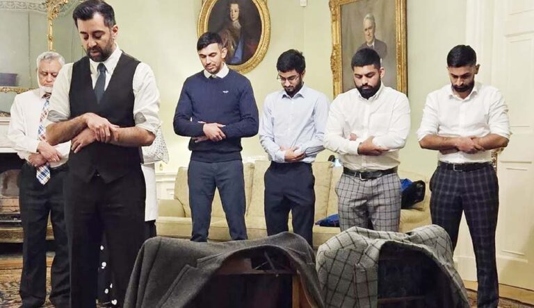 নামাজে ইমামতি করলেন স্কটল্যান্ডের প্রথম মুসলিম প্রধানমন্ত্রী