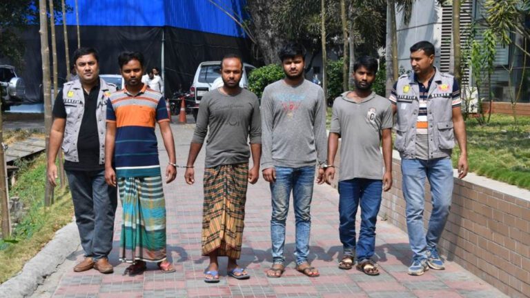 অনলাইনে মেয়ে সেজে প্রবাসীদের অর্থ হাতিয়ে নিত চক্রটি