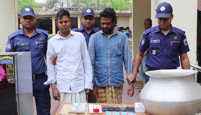 চোখে মরিচের গুঁড়া ছিটিয়ে ১৪ লাখ টাকা ছিনতাই, গ্রেফতার ২ চোখে মরিচের গুঁড়া ছিটিয়ে ছিনতাই করত তারা