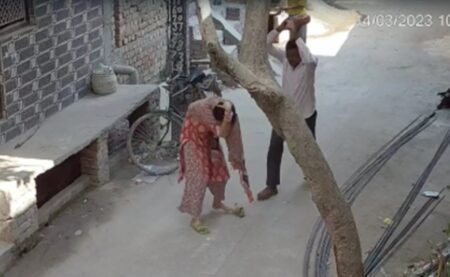 প্রকাশ্য রাস্তায় ইট দিয়ে পুত্রবধূর মাথা ফাটালেন শ্বশুর!