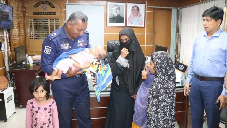 মা-বাবার কোলে ফিরল সেই শিশুটি