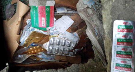 সড়কের পাশে ছড়িয়ে ছিটিয়ে আছে সরকারি ওষুধ